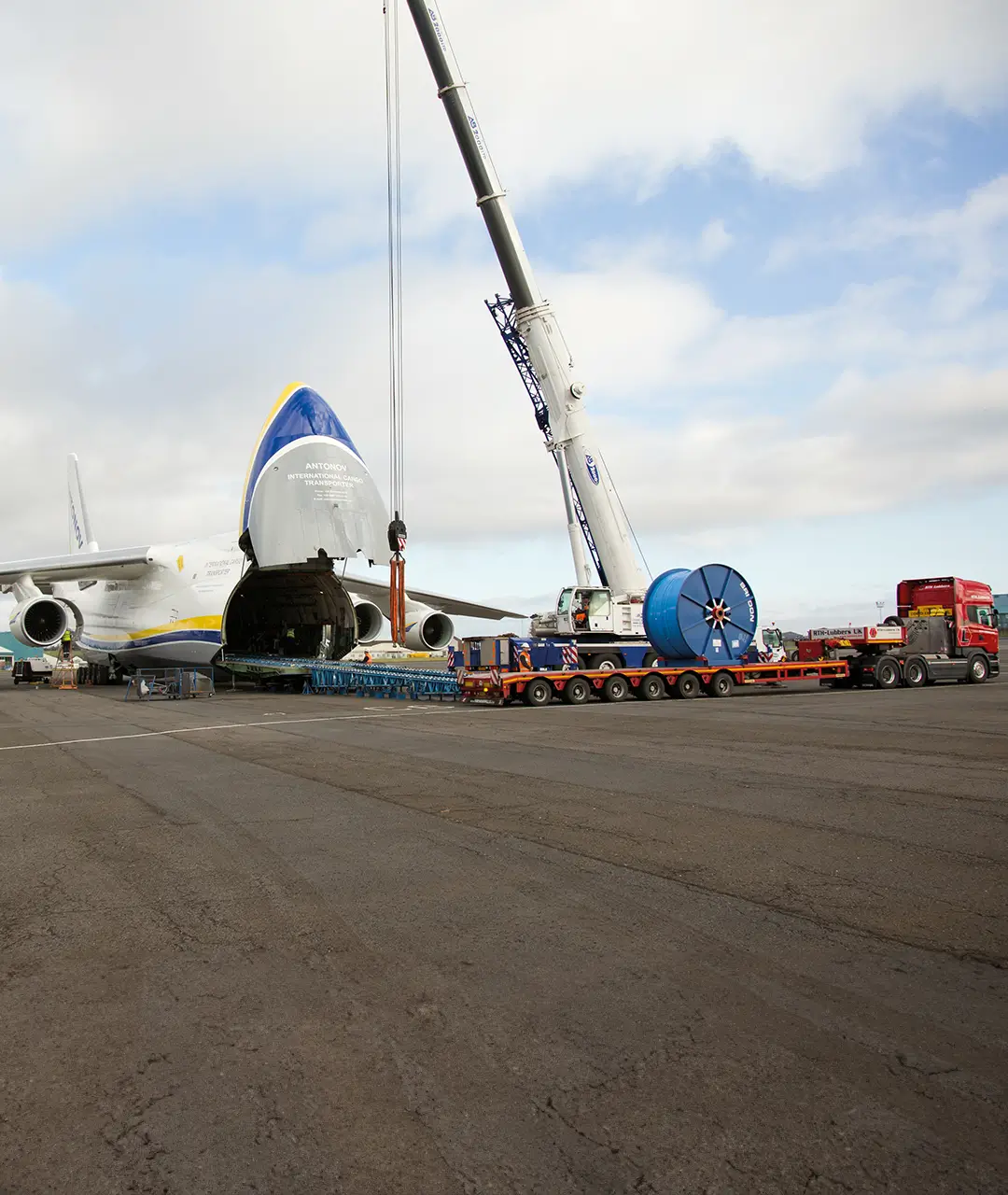 antonov-aircraft-unloading-by-crane-via-open-plane-nose