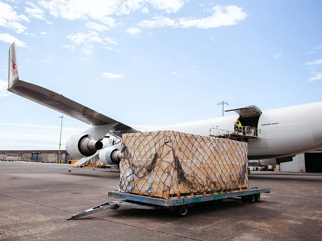 loading-crate-onto-cargolux-aircraft-1